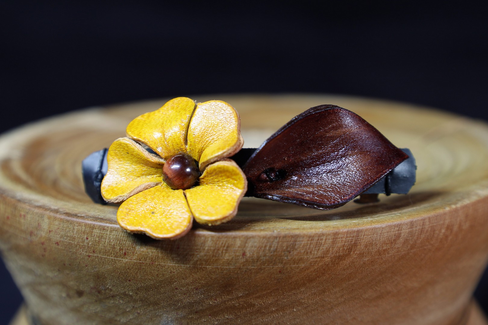 barrette cheveux femme, fleur jaune feuille acajou, cuir à tannage végétal, peau éthique, l'âge du cuir, maroquinerie artisanale, Dordogne, France
