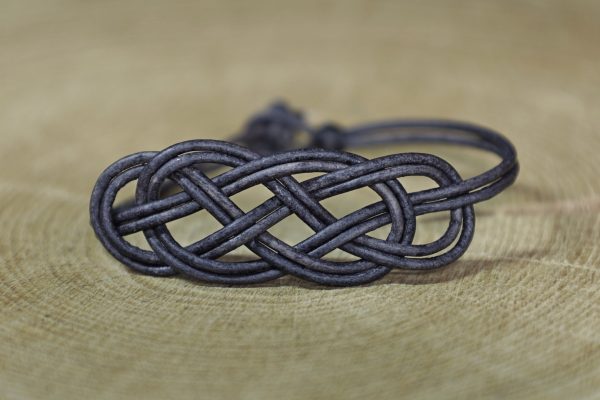 bracelet nœud de baderne, cuir de vache pleine fleur à teinture naturellel, l'âge du cuir, maroquinerie artisanale, Dordogne, France
