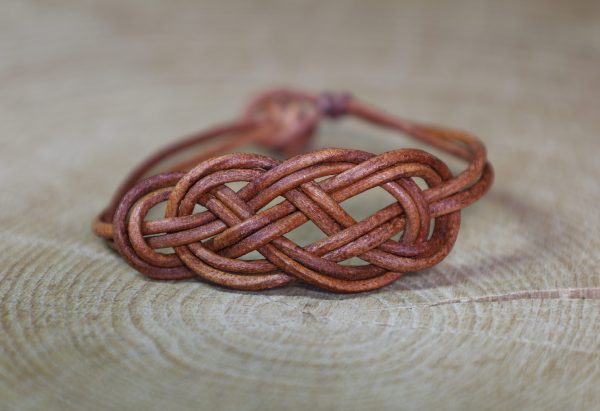 bracelet en nœud marin, cuir de vache pleine fleur à teinture naturellel, l'âge du cuir, maroquinerie artisanale, Dordogne, France