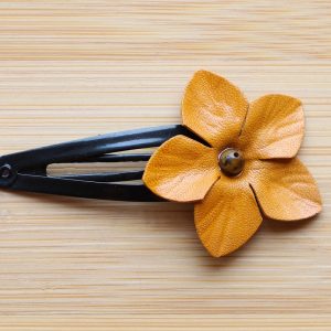 pince a cheveux, fleur jaune, cuir à tannage végétal, peau éthique, l'âge du cuir, maroquinerie artisanale, Dordogne, France