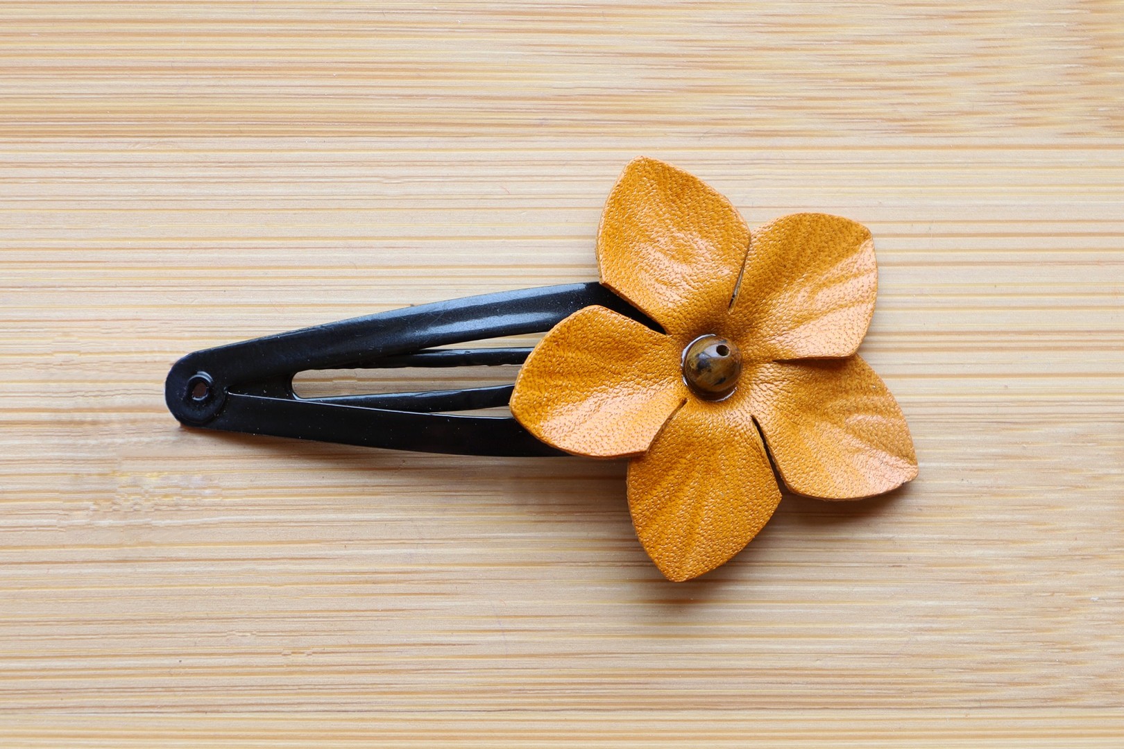 pince a cheveux, fleur jaune, cuir à tannage végétal, peau éthique, l'âge du cuir, maroquinerie artisanale, Dordogne, France
