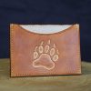 porte carte cuir patte d'ours, cuir de vache pleine fleur à tannage végétal, l'âge du cuir, maroquinerie artisanale, Dordogne, France