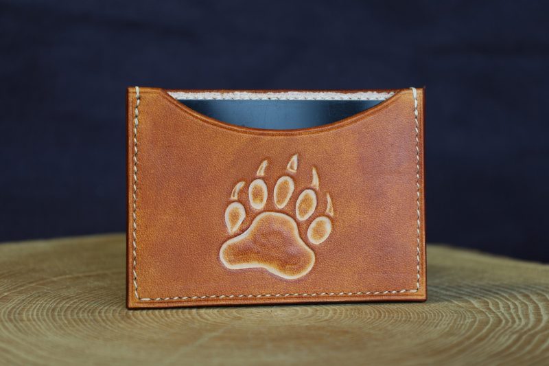 porte carte patte d'ours, tannage végétal, l'âge du cuir, maroquinerie artisanale éthique et responsable, Dordogne, France