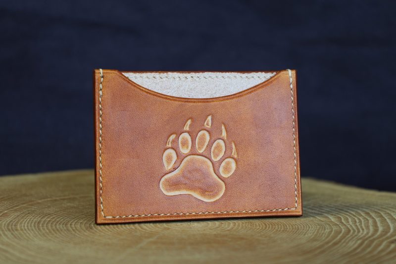 porte carte cuir patte d'ours, cuir de vache pleine fleur à tannage végétal, l'âge du cuir, maroquinerie artisanale, Dordogne, France