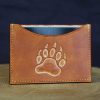 porte carte personnalisable, patte d'ours, tannage végétal, l'âge du cuir, maroquinerie artisanale éthique et responsable, Dordogne, France