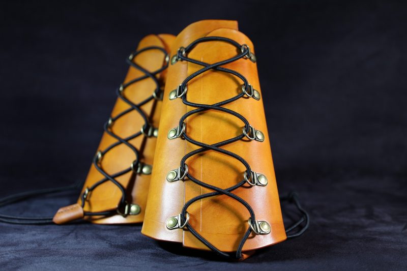 brassard cuir, cuir à tannage végétal, peau éthique, l'âge du cuir, maroquinerie artisanale et responsable, Dordogne, France