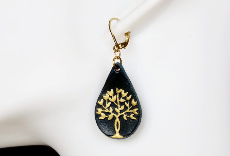 boucle d oreille arbre de vie sur gouttes d'eau noir or, tannage végétal, l'âge du cuir, maroquinerie artisanale éthique et responsable, dordogne, france