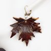 boucle d oreille feuille acajou petit format, tannage végétal, l'âge du cuir, maroquinerie artisanale éthique et responsable, dordogne, france