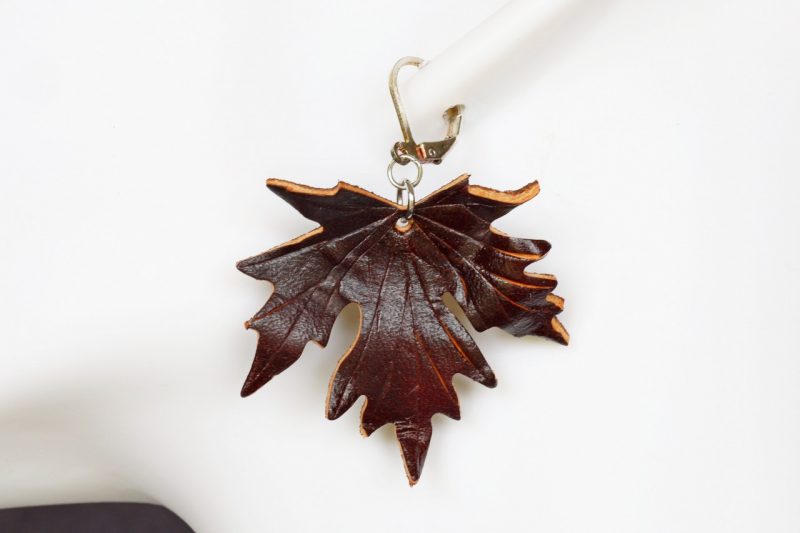 boucle d oreille feuille acajou petit format, tannage végétal, l'âge du cuir, maroquinerie artisanale éthique et responsable, dordogne, france
