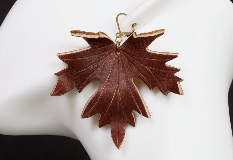 boucle d oreille feuille marron chocolat grand format, , tannage végétal, l'âge du cuir, maroquinerie artisanale éthique et responsable, dordogne, france