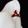 boucle d oreille fleur rouge 3 pétales, tannage végétal, l'âge du cuir, maroquinerie artisanale éthique et responsable, dordogne, france