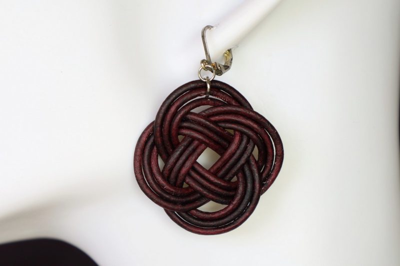 boucle d oreille nœud aubergine, tannage végétal, teintures naturelles l'âge du cuir, maroquinerie artisanale éthique et responsable, dordogne, france
