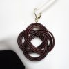 boucle d oreille nœud ronde aubergine grand format, l'âge du cuir, maroquinerie artisanale éthique et responsable, dordogne, france