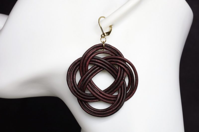 boucle d oreille nœud ronde aubergine grand format, l'âge du cuir, maroquinerie artisanale éthique et responsable, dordogne, france