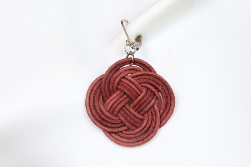 boucle d oreille rouge nœud ronde, tannage végétal, teintures naturelles, l'âge du cuir, maroquinerie artisanale éthique et responsable, dordogne, france
