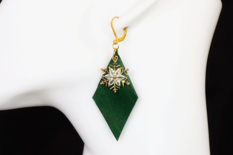 boucle d oreille verte noel flocon de neige sur losange, tannage végétal, l'âge du cuir, maroquinerie artisanale éthique et responsable, dordogne, france