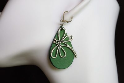 boucle d'oreilles gouttes d'eau verte libellule, tannage végétal, l'âge du cuir, maroquinerie artisanale éthique et responsable, dordogne, france