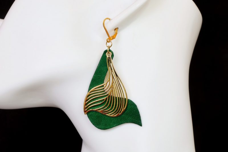 boucles d'oreilles pendantes feuille verte, tannage végétal, l'âge du cuir, maroquinerie artisanale éthique et responsable, dordogne, france