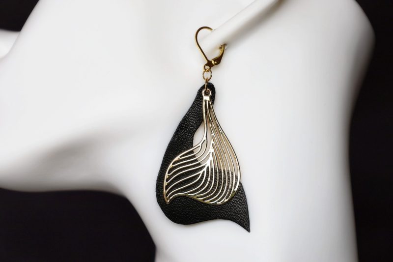 boucle d oreille noir pendante feuille, tannage végétal, l'âge du cuir, maroquinerie artisanale éthique et responsable, dordogne, france