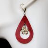 boucle d'oreilles gouttes d'eau rouge pendante et fleur, tannage végétal, l'âge du cuir, maroquinerie artisanale éthique et responsable, Dordogne, France