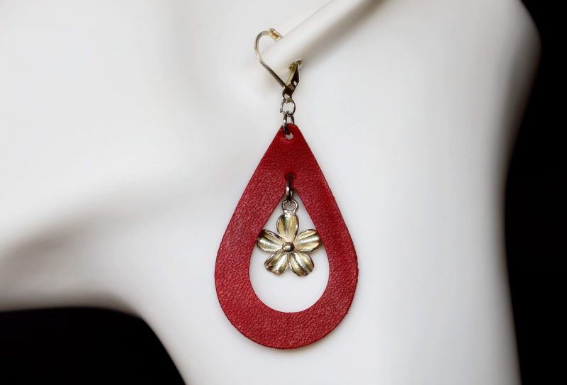 boucle d'oreilles gouttes d'eau rouge pendante et fleur, tannage végétal, l'âge du cuir, maroquinerie artisanale éthique et responsable, Dordogne, France