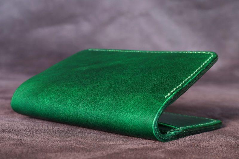 porte carte homme cuir double cuir vache vert, bovin à tannage végétal, maroquinerie artisanale éthique et responsable, Dordogne, France