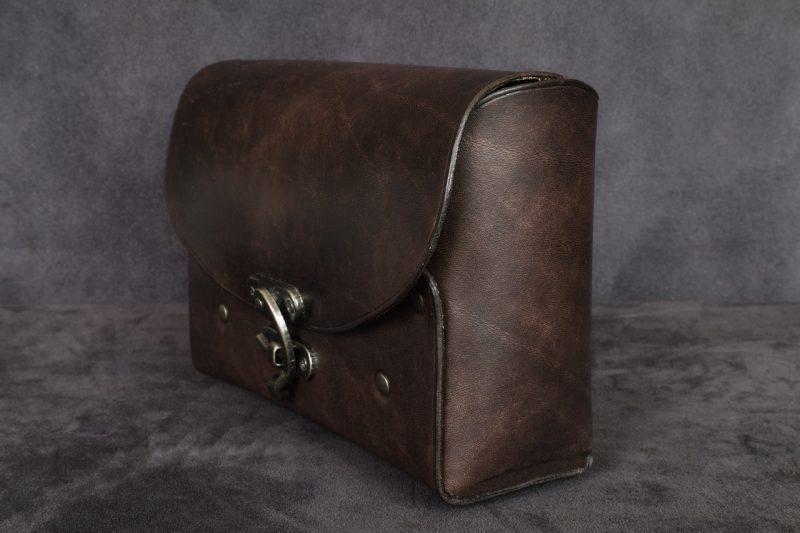 sacoche ceinture spacieuse, tannage végétal, l'âge du cuir, maroquinerie artisanale éthique et responsable, Dordogne, France