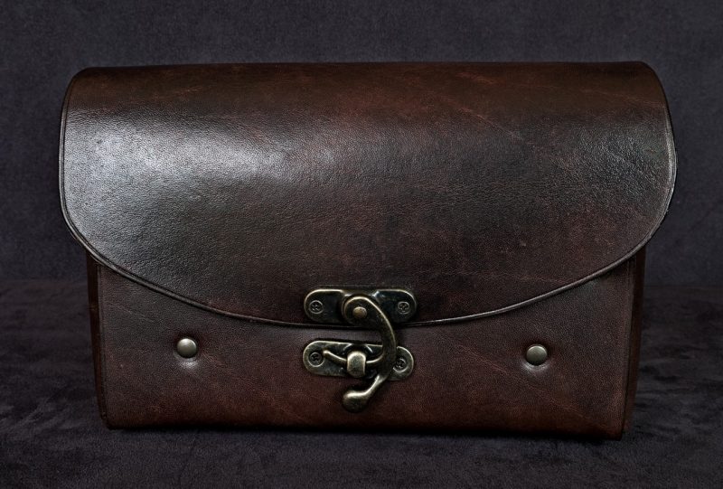 sacoche ceinture spacieuse, tannage végétal, l'âge du cuir, maroquinerie artisanale éthique et responsable, Dordogne, France