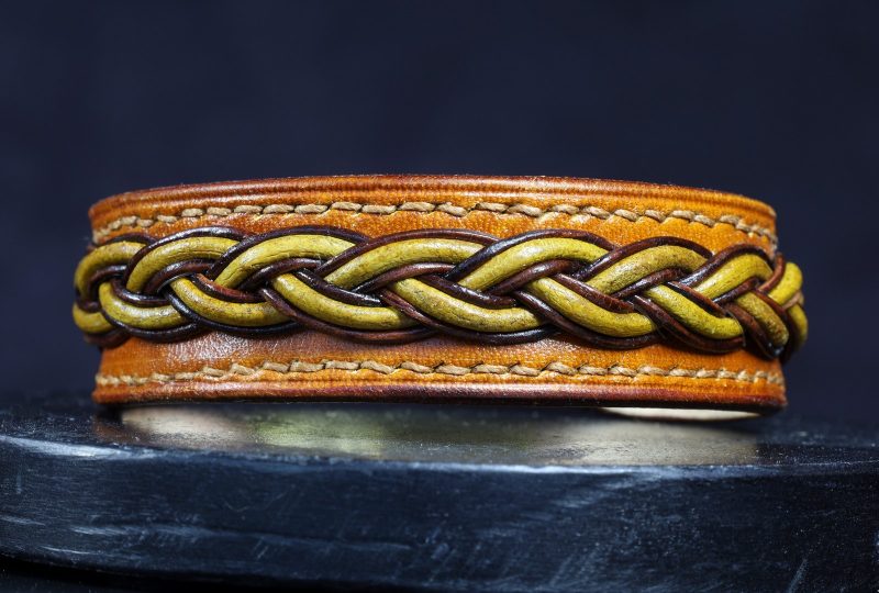 bracelet cuir homme viking sami couture marron clair marron foncé jaune Björgsol, tannage végétal, l'âge du cuir, maroquinerie artisanale éthique et responsable, Dordogne, France