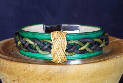 bracelet cuir homme viking vert noir perle tressée Rótvefr, tannage végétal, l'âge du cuir, maroquinerie artisanale éthique et responsable, Dordogne, France