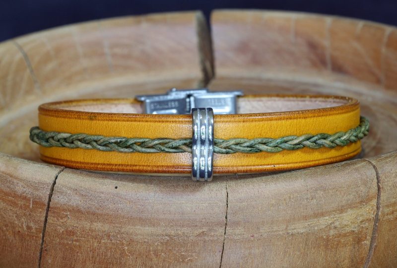 bracelet jaune et vert perle triple Alvegrønn, tannage végétal, l'âge du cuir, maroquinerie artisanale éthique et responsable, Dordogne, France