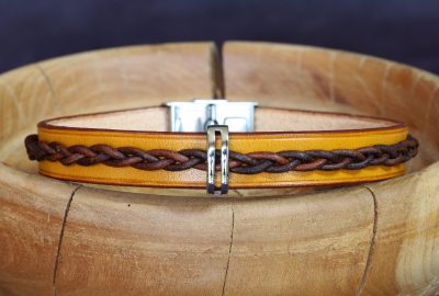 bracelet tressé jaune et marron perle fendue Mosegrøn, tannage végétal, l'âge du cuir, maroquinerie artisanale éthique et responsable, Dordogne, France