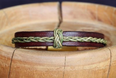 bracelet viking acajou vert perle tressée Lindbånd, tannage végétal, l'âge du cuir, maroquinerie artisanale éthique et responsable, Dordogne, France