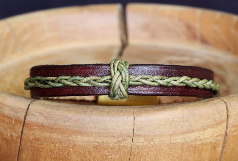 bracelet viking acajou vert perle tressée Lindbånd, tannage végétal, l'âge du cuir, maroquinerie artisanale éthique et responsable, Dordogne, France