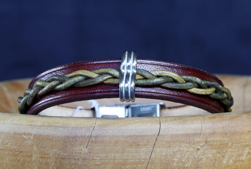 bracelet viking acajou vert perle fendue Myrktre, tannage végétal, l'âge du cuir, maroquinerie artisanale éthique et responsable, Dordogne, France