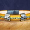 bracelet viking jaune vert 2 perles triangulaires Freyjavev, tannage végétal, l'âge du cuir, maroquinerie artisanale éthique et responsable, Dordogne, France