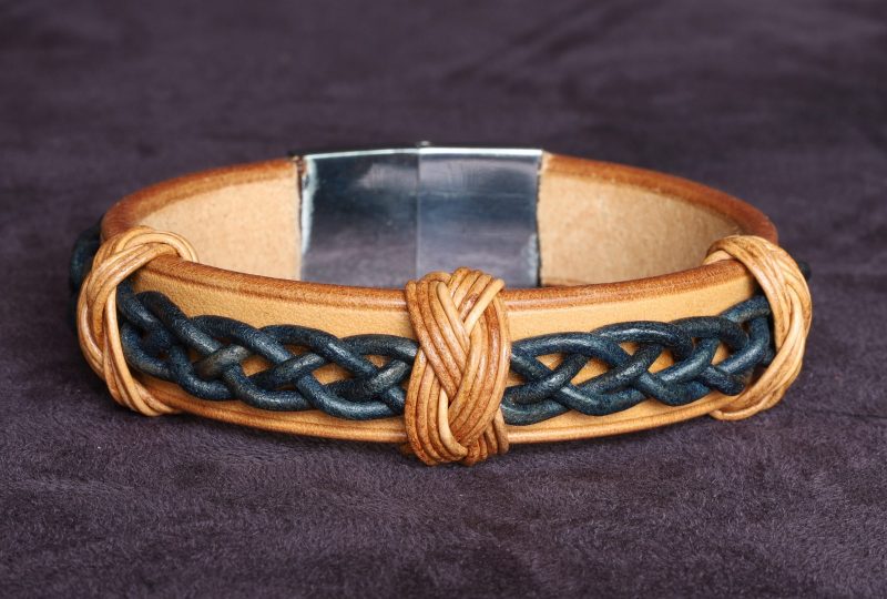 bracelet viking naturel bleu Ægisbaugur, tannage végétal, l'âge du cuir, maroquinerie artisanale éthique et responsable, Dordogne, France