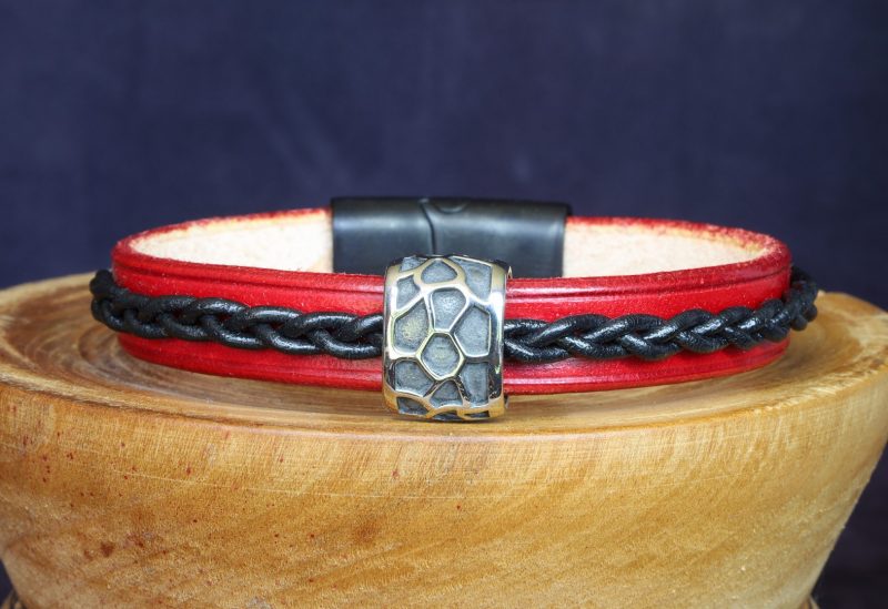 bracelet viking rouge noir perle carrelée Jarðeldr, tannage végétal, l'âge du cuir, maroquinerie artisanale éthique et responsable, Dordogne, France