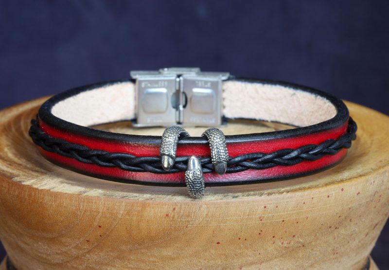 bracelet viking rouge noir griffe Surtslogi, tannage végétal, l'âge du cuir, maroquinerie artisanale éthique et responsable, Dordogne, France