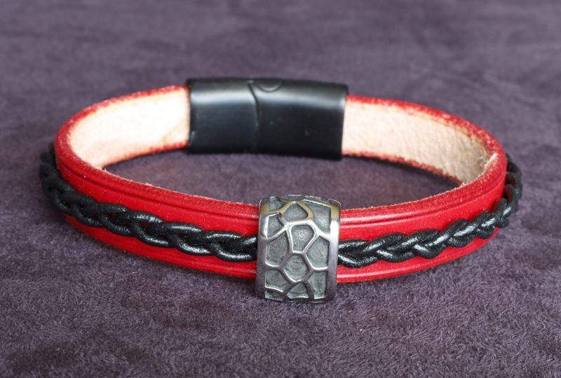 bracelet viking rouge noir perle carrelée Jarðeldr, tannage végétal, l'âge du cuir, maroquinerie artisanale éthique et responsable, Dordogne, France