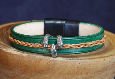 bracelet cuir vert et beige griffe Trollklør, tannage végétal, l'âge du cuir, maroquinerie artisanale éthique et responsable, Dordogne, France