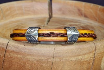 bracelet viking jaune et marron 2 perles triangulaires Skaldsnor, tannage végétal, l'âge du cuir, maroquinerie artisanale éthique et responsable, Dordogne, France