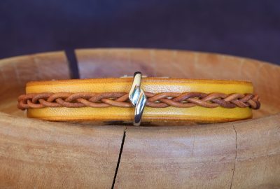 bracelet viking jaune marron clair perle croisée Solsnor, tannage végétal, l'âge du cuir, maroquinerie artisanale éthique et responsable, Dordogne, France