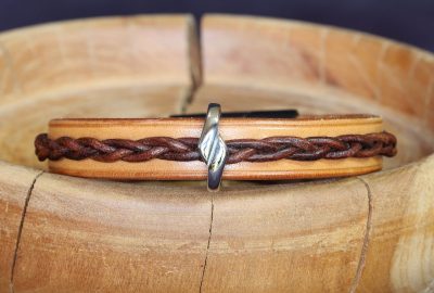 bracelet viking naturel marron perle croisée Røtter, tannage végétal, l'âge du cuir, maroquinerie artisanale éthique et responsable, Dordogne, France