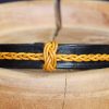 bracelet viking noir jaune perle tressée Sólstorm, tannage végétal, l'âge du cuir, maroquinerie artisanale éthique et responsable, Dordogne, France