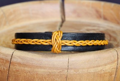 bracelet viking noir jaune perle tressée Sólstorm, tannage végétal, l'âge du cuir, maroquinerie artisanale éthique et responsable, Dordogne, France