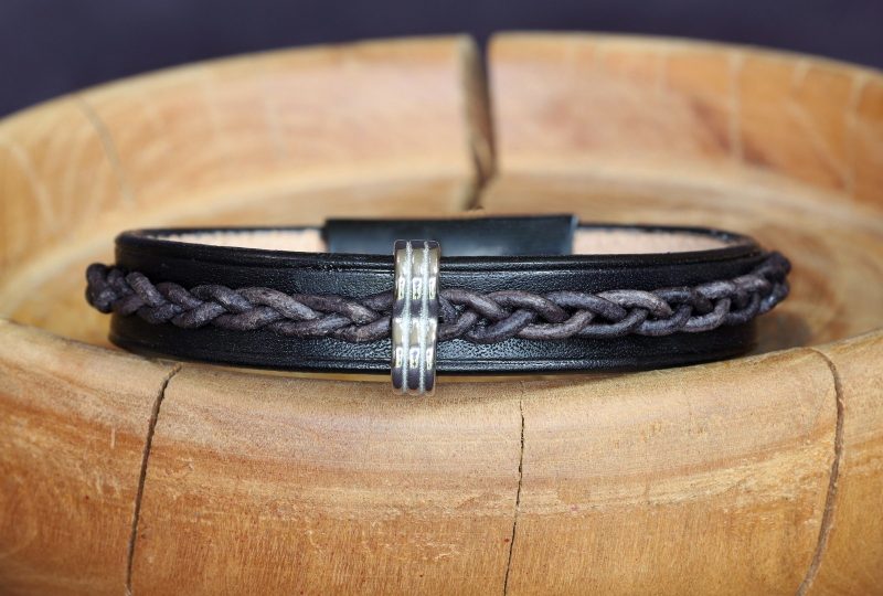 bracelet viking noir perle triple Dökkbånd, tannage végétal, l'âge du cuir, maroquinerie artisanale éthique et responsable, Dordogne, France