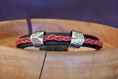 bracelet viking noir rouge 2 perles triangulaires Drakknótt, tannage végétal, l'âge du cuir, maroquinerie artisanale éthique et responsable, Dordogne, France
