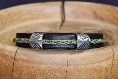 bracelet viking noir vert 2 perles triangulaires Helgrønn, tannage végétal, l'âge du cuir, maroquinerie artisanale éthique et responsable, Dordogne, France