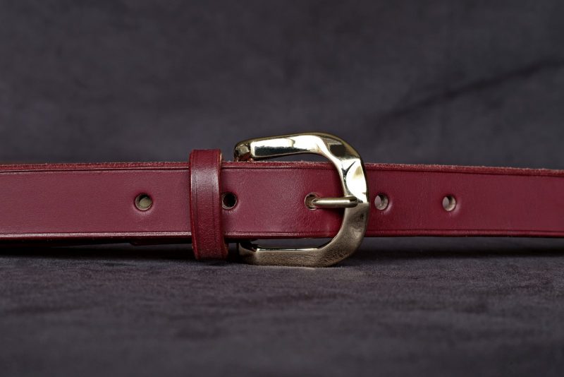 ceinture femme 23A Orane cherry, tannage végétal, l'âge du cuir, maroquinerie artisanale éthique et responsable, Dordogne, France
